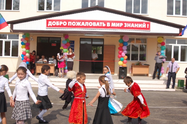 В Кизилюртовском районе в День знаний открыли две новые школы и спортивный зал 