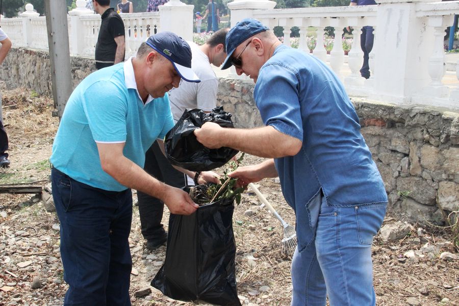 В преддверии Дня Конституции РД в Махачкале прошел субботник
