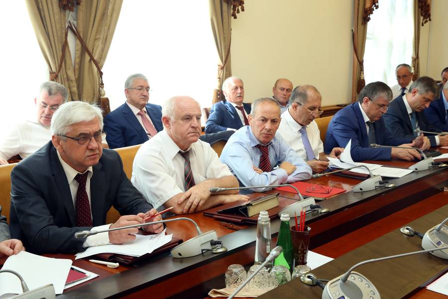 Вопросы участия республики в госпрограммах и подготовки к XXXI Олимпийским и  XV  Паралимпийским  летним играм обсудили на заседании Правительства РД