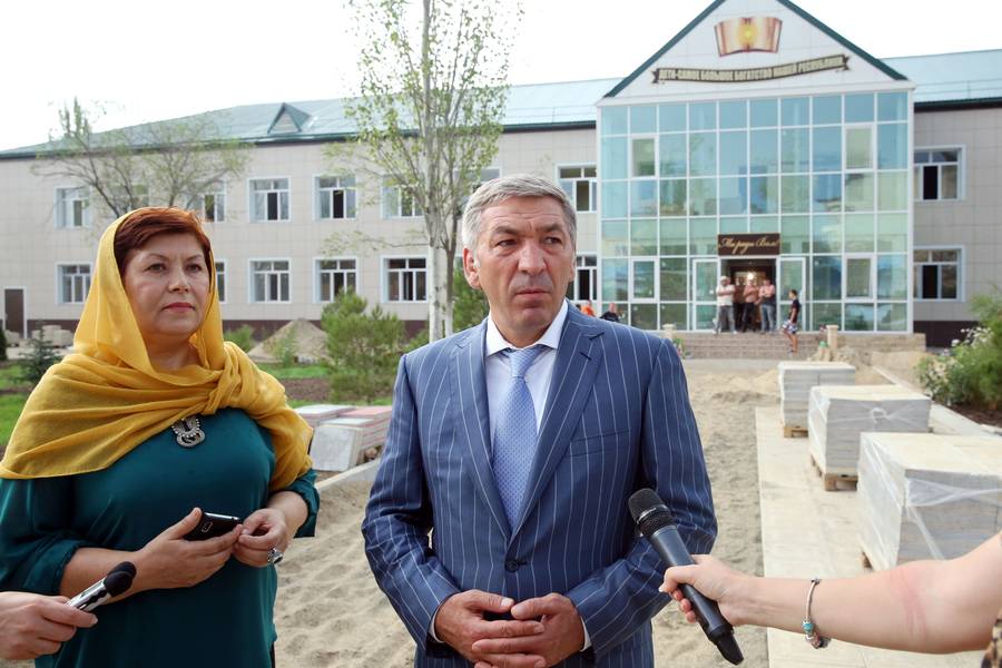 А. Гамидов лично проверил готовность образовательных учреждений Каспийска к новому учебному году