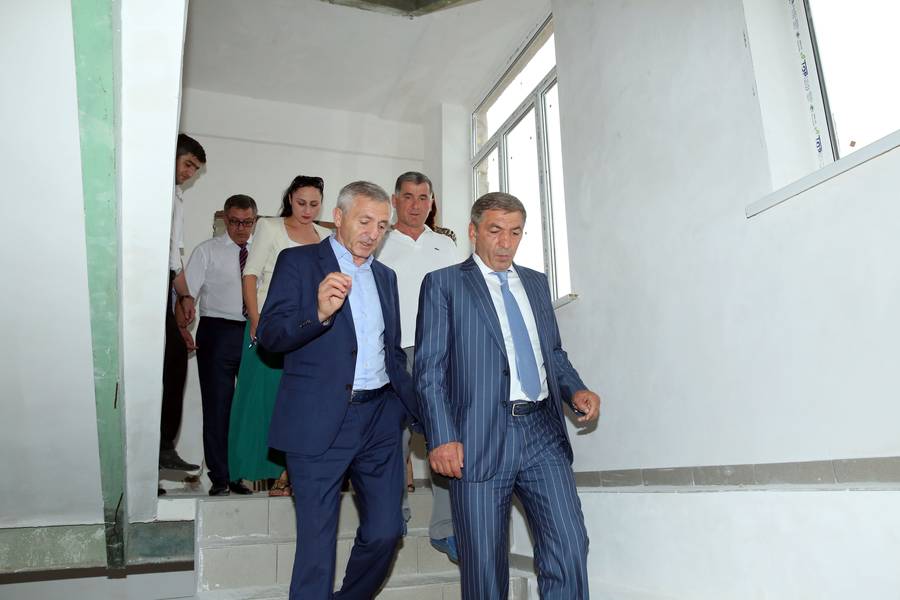 А. Гамидов лично проверил готовность образовательных учреждений Каспийска к новому учебному году