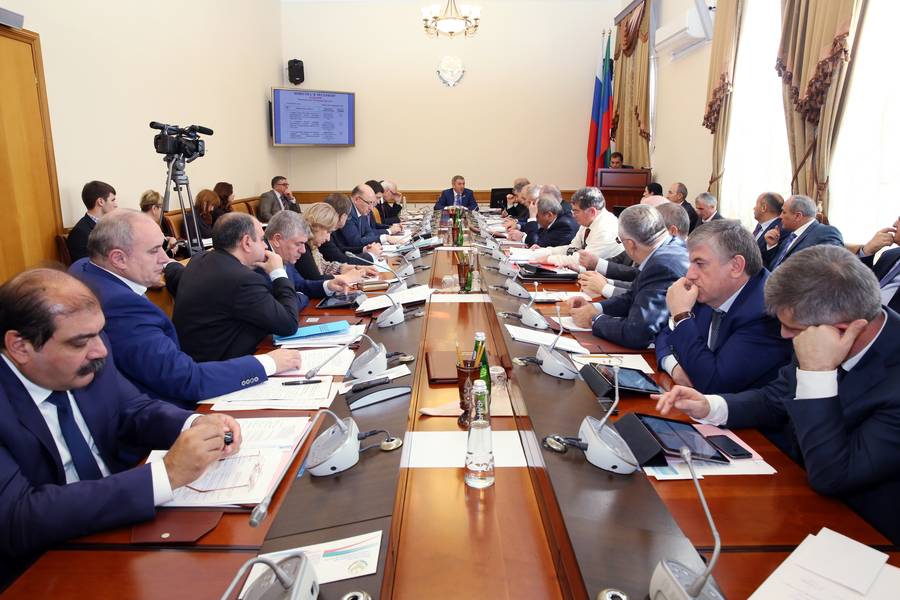 В Правительстве Дагестана обсужден проект республиканского бюджета на 2015 год и на плановый период 2016 и 2017 годов