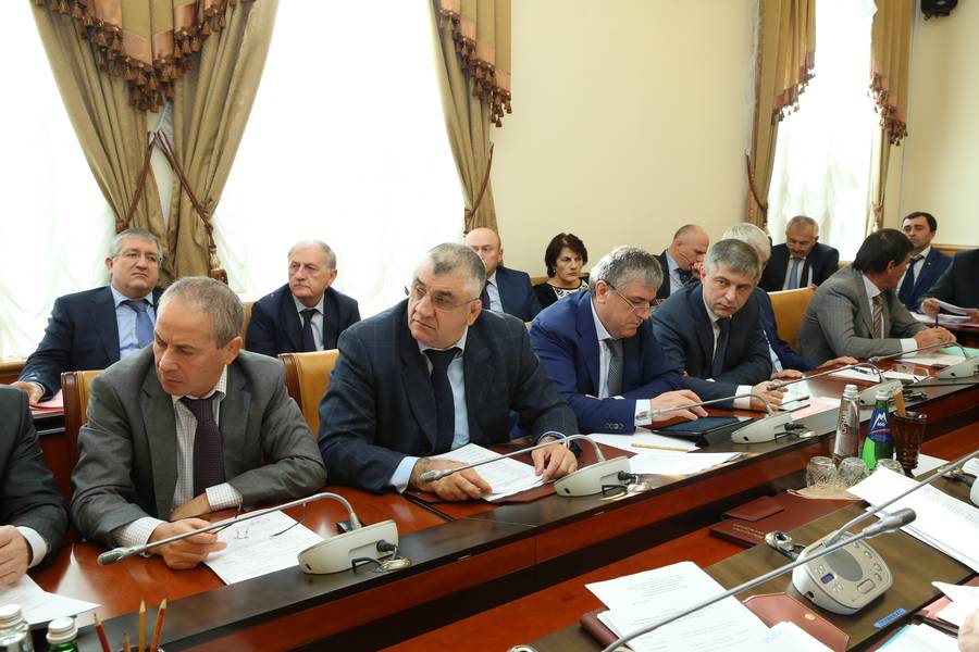 В Правительстве Дагестана обсужден проект республиканского бюджета на 2015 год и на плановый период 2016 и 2017 годов