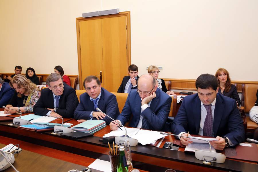 В Правительстве Дагестана обсужден проект республиканского бюджета на 2015 год и на плановый период 2016 и 2017 годов