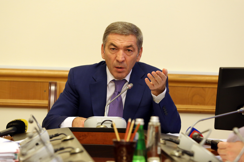 А.Гамидов потребовал от руководителей районов и городов активизировать работу по реализации Указов Президента России