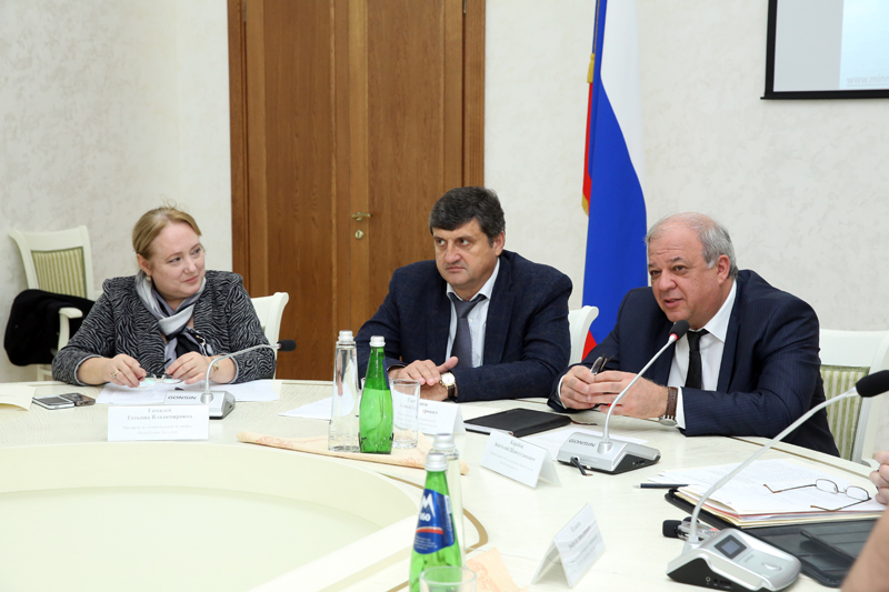 А. Карибов представил нового министра по национальной политике Дагестана