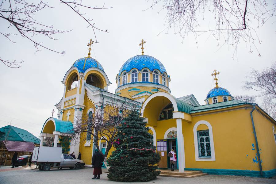 Рамазан Джафаров поздравил прихожан Успенского Собора в Махачкале с Рождеством Христовым
