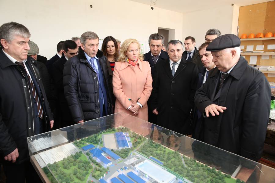 Абдусамад Гамидов и Ирина Макиева осмотрели инвестиционную площадку «Уйташ»