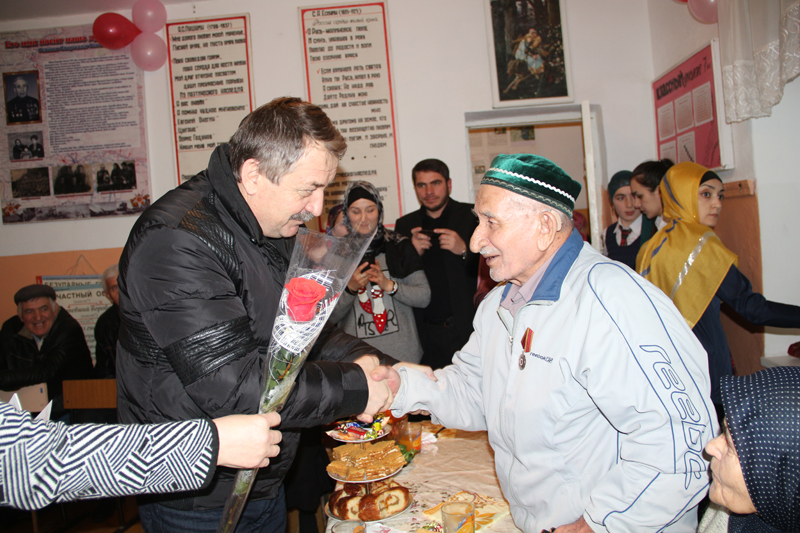 Магомед Исаев вручил юбилейные медали «70 лет Победы в Великой Отечественной войне 1941—1945 гг.» ветеранам Хунзахского района.