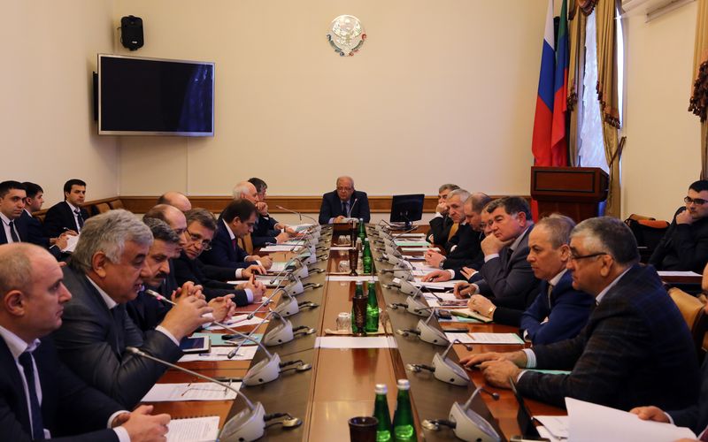 Под руководством Анатолия Карибова состоялось оперативное совещание в Правительстве РД