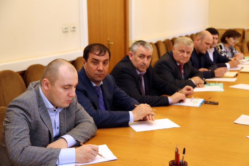 Раюдин Юсуфов провел совещание по вопросам развития моногородов республики
