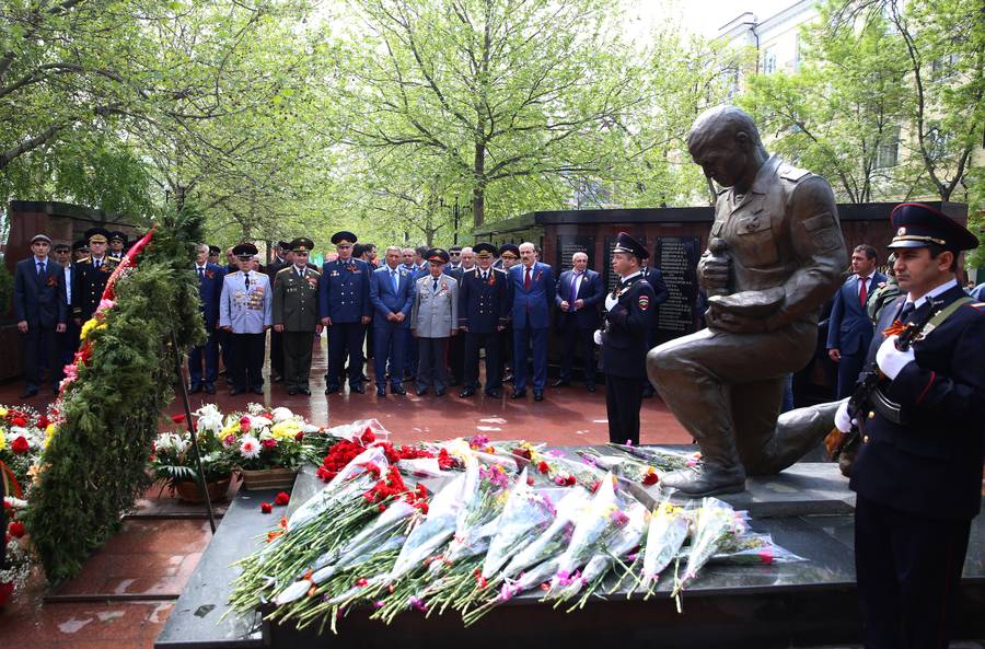 Абдусамад Гамидов возложил цветы к мемориалу Славы сотрудников МВД