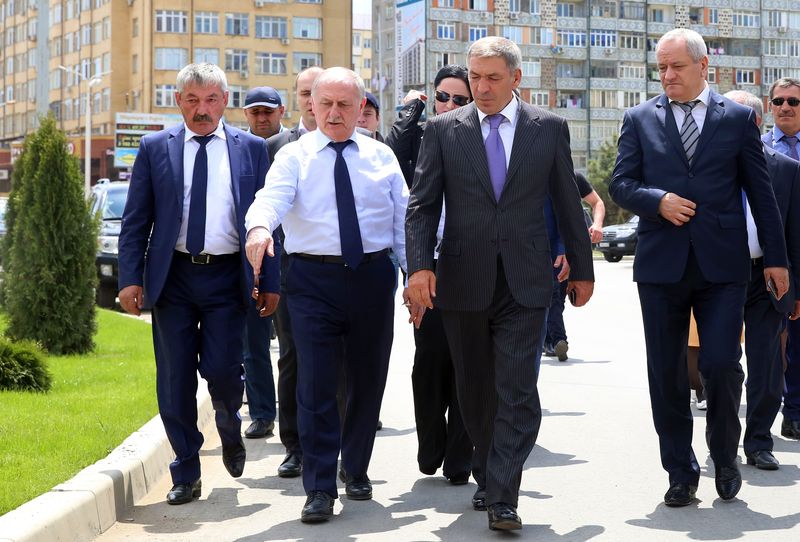 Абдусамад Гамидов проинспектировал ход реконструкции автодороги Каспийск-Аэропорт