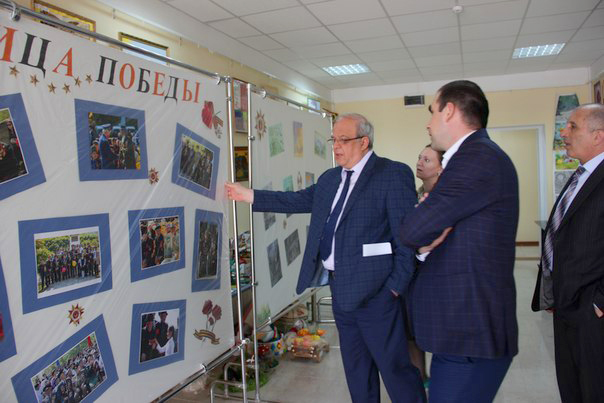 Анатолий Карибов встретился с представителями второго состава Открытого молодежного правительства РД