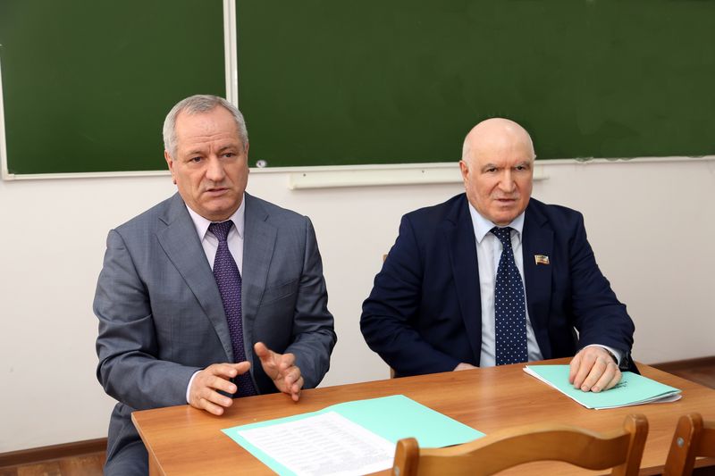 Рамазан Алиев поздравил с окончанием учебы первых выпускников Дагестанского кадрового центра