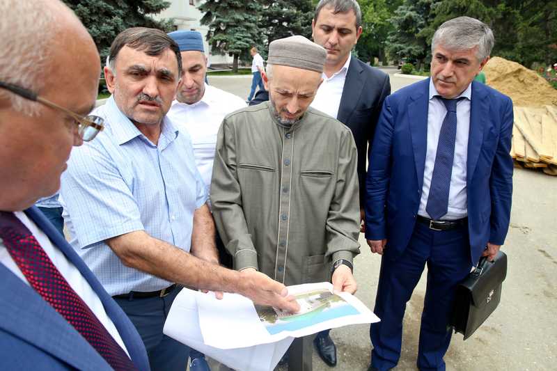 Муфтий Дагестана, шейх Ахмад-хаджи Абдуллаев ознакомился с ходом строительством мечети на  территории Дома Правительства РД