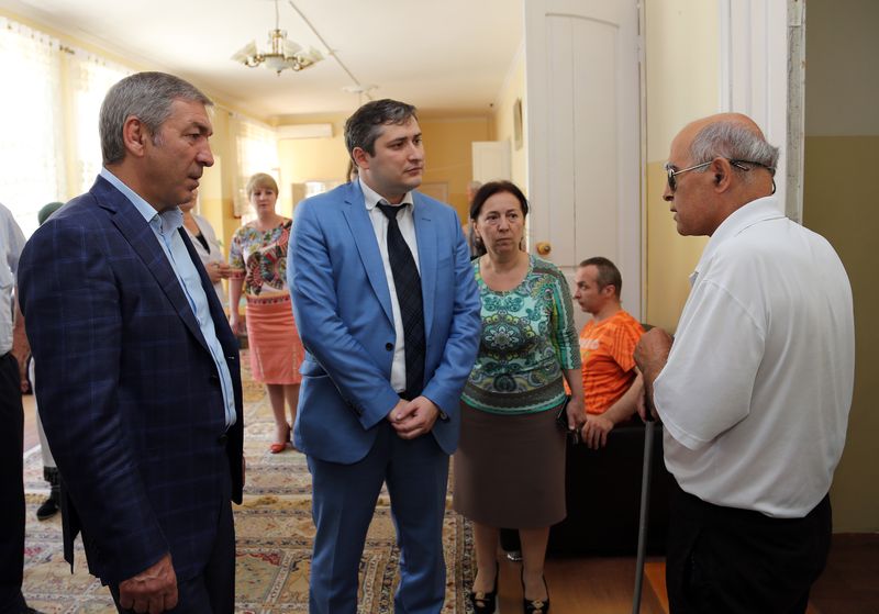 Председатель Правительства Дагестана посетил в Дербенте Дом-интернат для престарелых и инвалидов