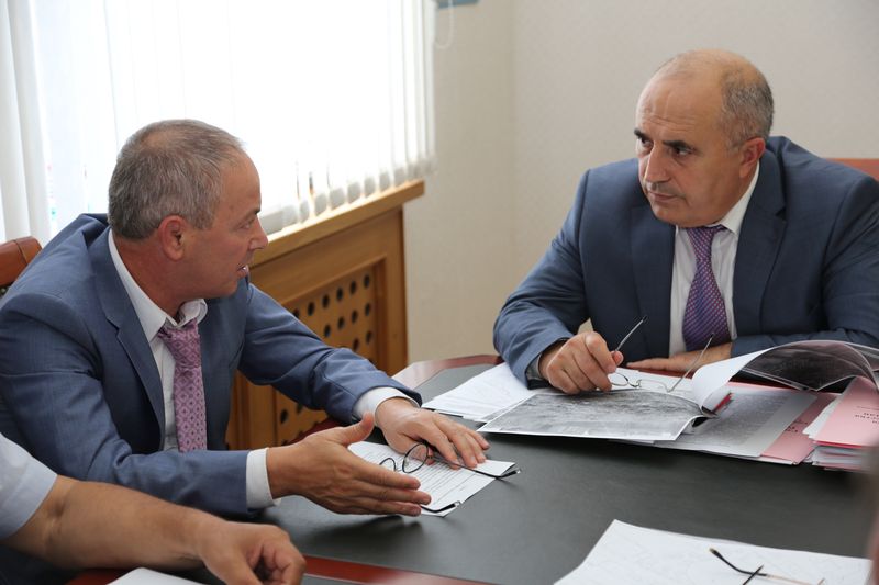 Под руководством вице-премьера Шарипа Шарипова обсуждены проблемы незаконной застройки зеленых территорий