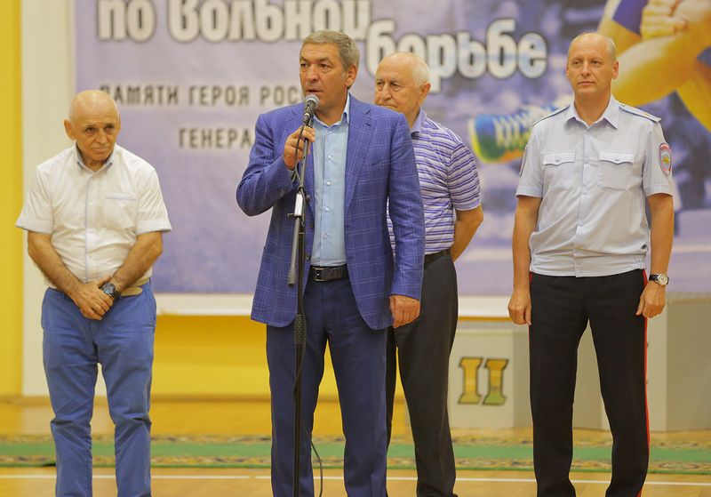 Всероссийский турнир по вольной борьбе памяти Магомеда Омарова стартовал в Каспийске