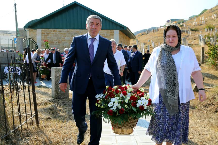 Сегодня  народному поэту Дагестана Расулу Гамзатову  исполнилось бы 92 года
