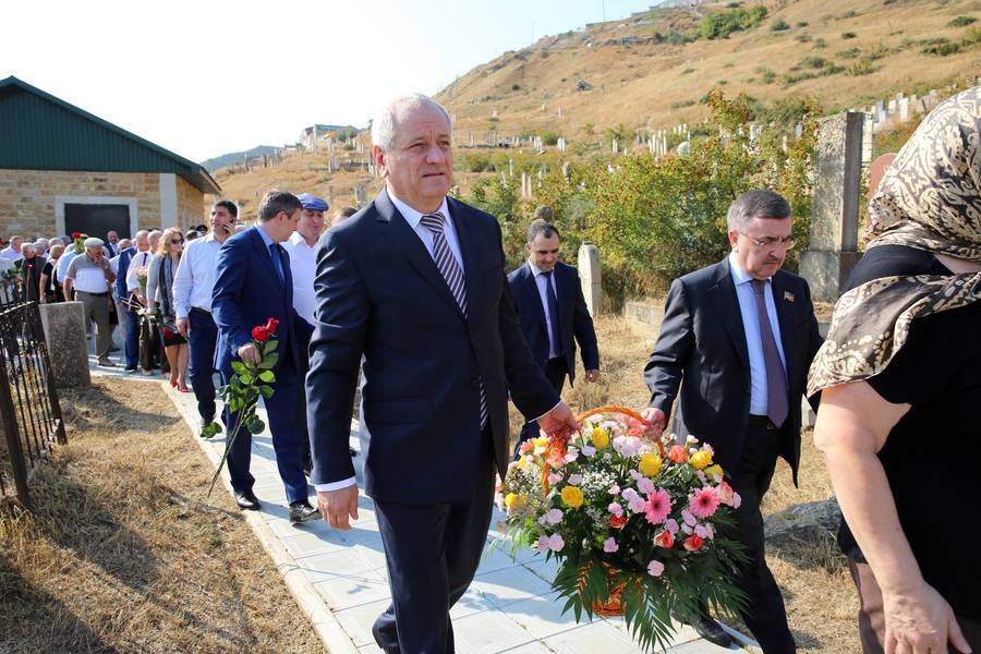 Сегодня  народному поэту Дагестана Расулу Гамзатову  исполнилось бы 92 года