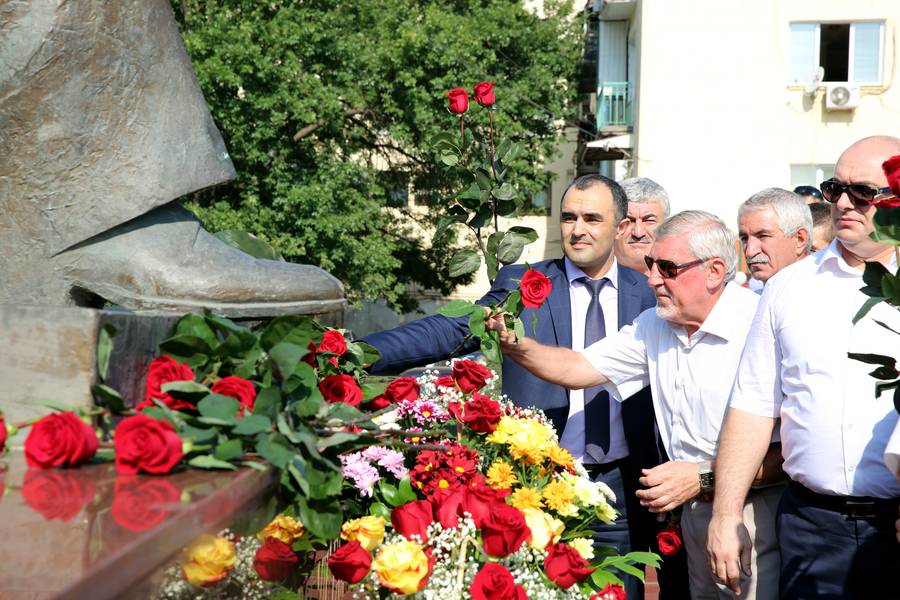 Сегодня  народному поэту Дагестана Расулу Гамзатову  исполнилось бы 92 года