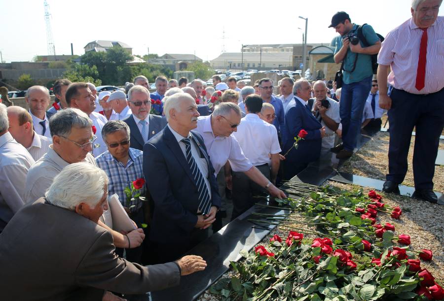 Сегодня  народному поэту Дагестана Расулу Гамзатову  исполнилось бы 92 года