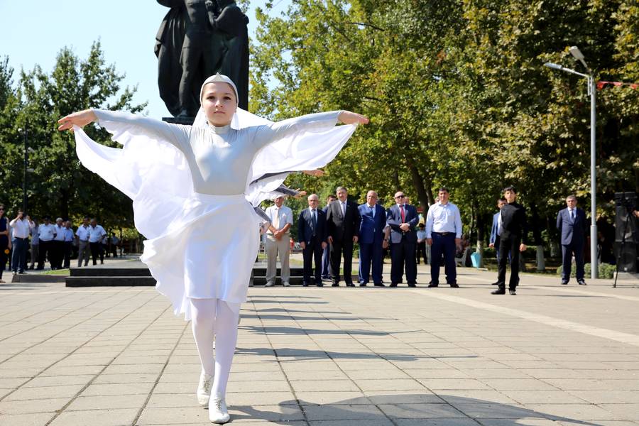 В Махачкале открылся XXVIII Международный Гамзатовский фестиваль «Дни белых журавлей»