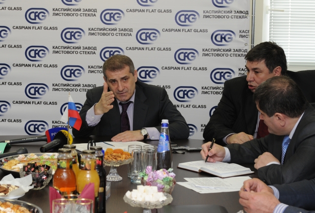 Р.Газимагомедов провел рабочее совещание по вопросу строительства завода по производству листового стекла