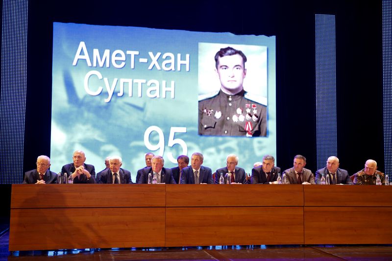 Абдусамад Гамидов принял участие в торжественном собрании, посвященном 95-летию прославленного летчика-испытателя Амет-Хана Султана