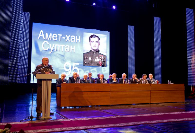 Абдусамад Гамидов принял участие в торжественном собрании, посвященном 95-летию прославленного летчика-испытателя Амет-Хана Султана