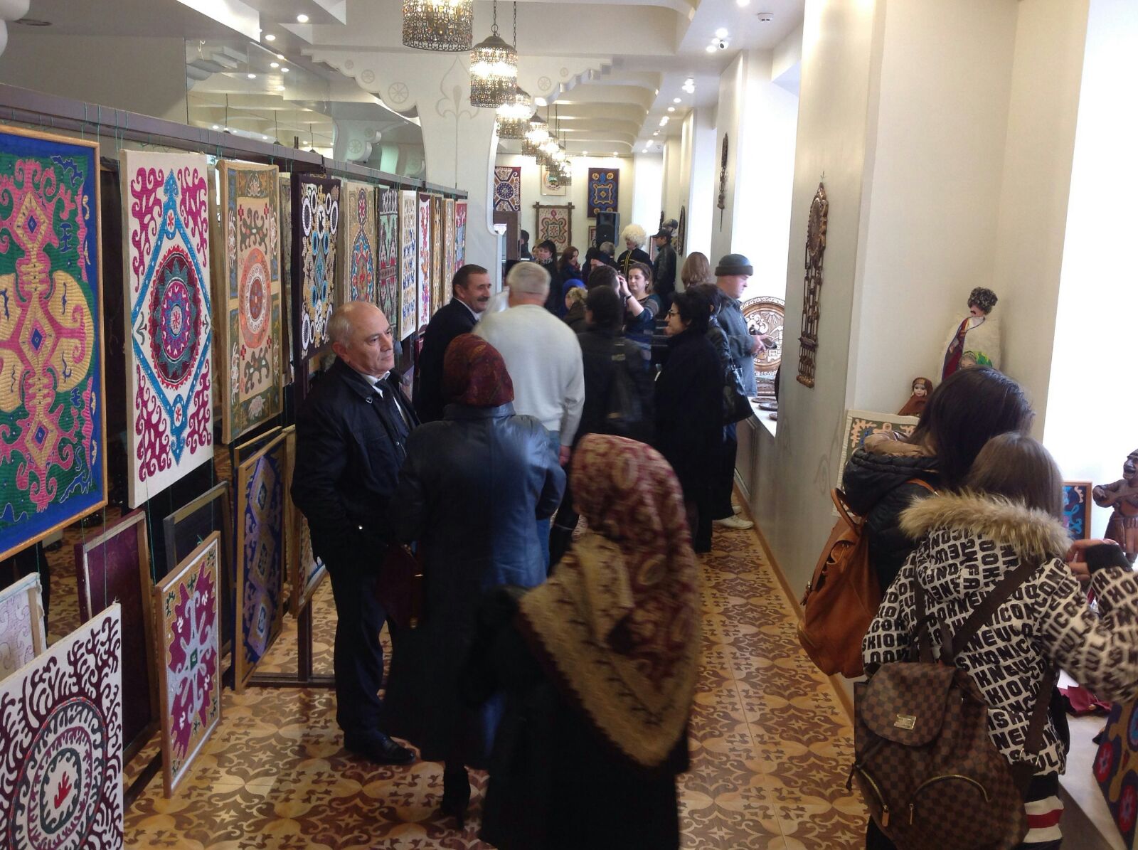 Выставка кайтагской вышивки открылась в этнобутике «Дагестан»