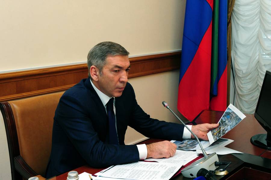 Абдусамад Гамидов провел совещание по реализации  программы переселения из аварийного жилищного фонда
