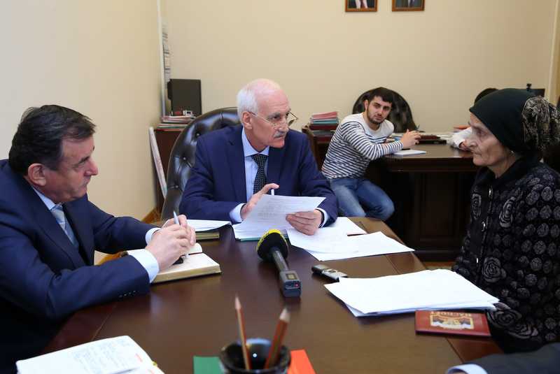 Вице-премьер Правительства РД Рамазан Джафаров выслушал проблемы дагестанцев в рамках Всероссийского дня приема граждан