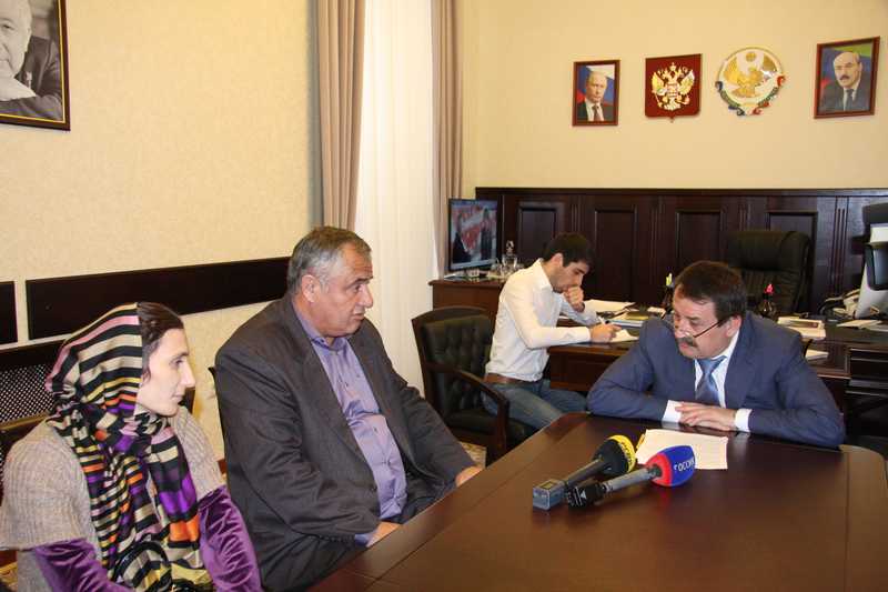 Магомед Исаев рассмотрел коллективное обращение жителей поселка Новый Хушет