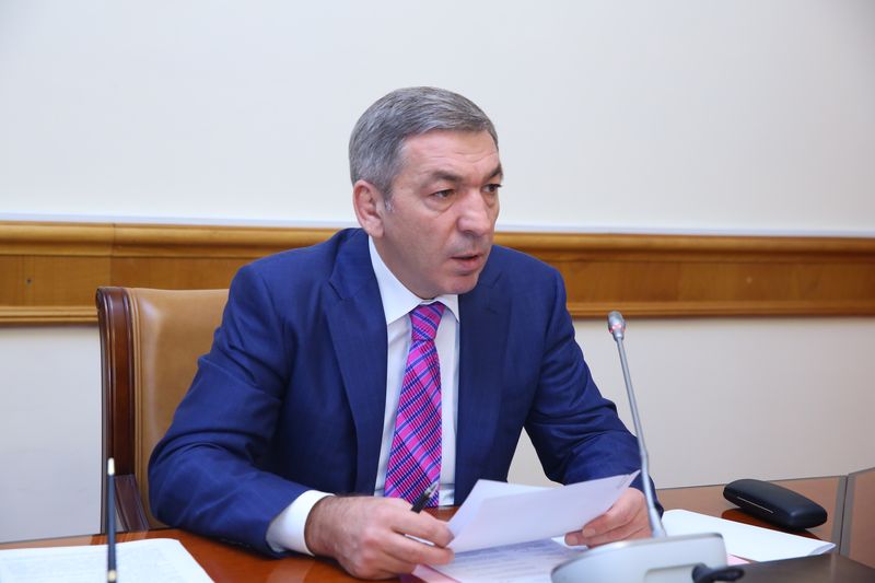 Абдусамад Гамидов призвал предпринимателей становиться на учет и платить налоги