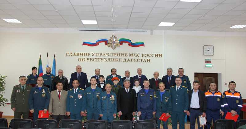 Рамазан Джафаров лично поздравил сотрудников Главного управления МЧС России по РД с профессиональным праздником