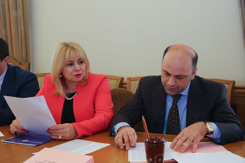 Под руководством Анатолия Карибова обсуждены вопросы организации летнего отдыха, оздоровления и занятости детей и молодежи