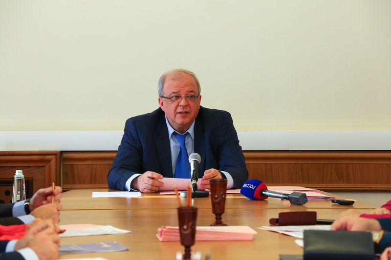 Под руководством Анатолия Карибова обсуждены вопросы организации летнего отдыха, оздоровления и занятости детей и молодежи