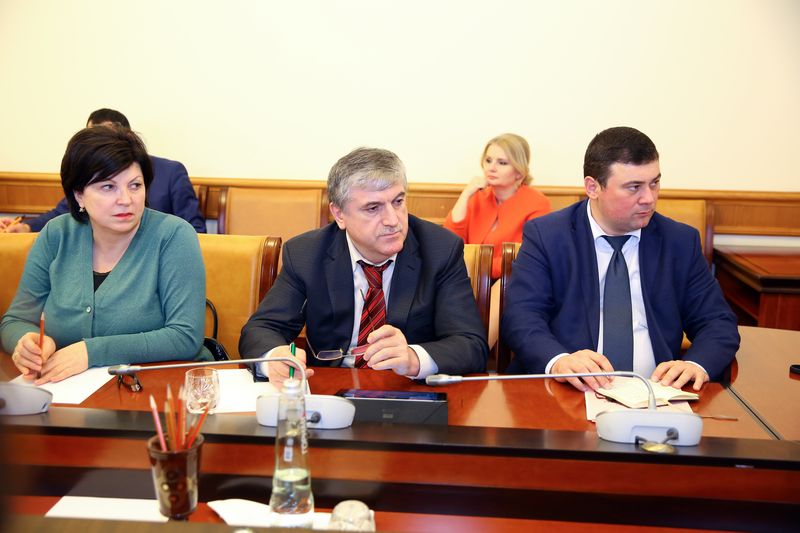 Под руководством Анатолия Карибова прошло обсуждение взаимодействия республиканских, федеральных и муниципальных органов власти