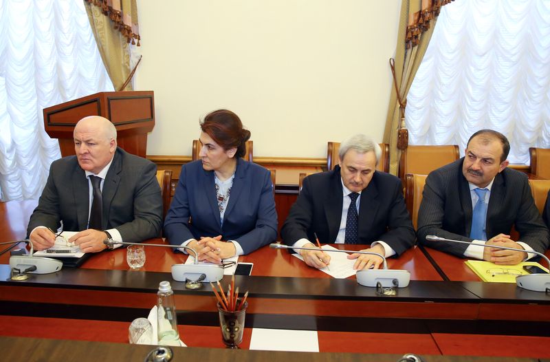 Под руководством Анатолия Карибова прошло обсуждение взаимодействия республиканских, федеральных и муниципальных органов власти