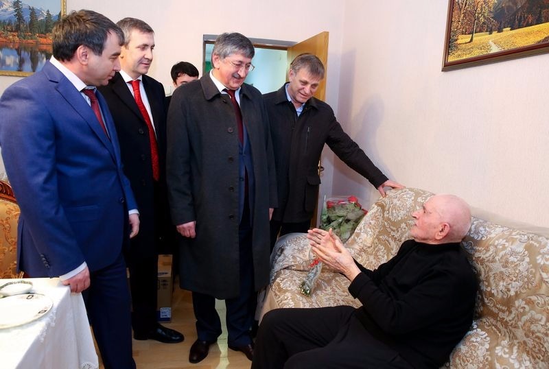Ветерана Великой Отечественной войны Магомеда Гамзатова поздравили с Днем защитника Отечества от имени Главы РД