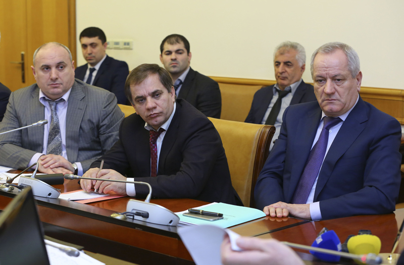 Абдусамад Гамидов провел совещание с главами городских округов Дагестана