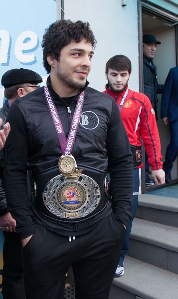 Победителей чемпионата Европы по вольной борьбе торжественно встретили в аэропорту Махачкалы