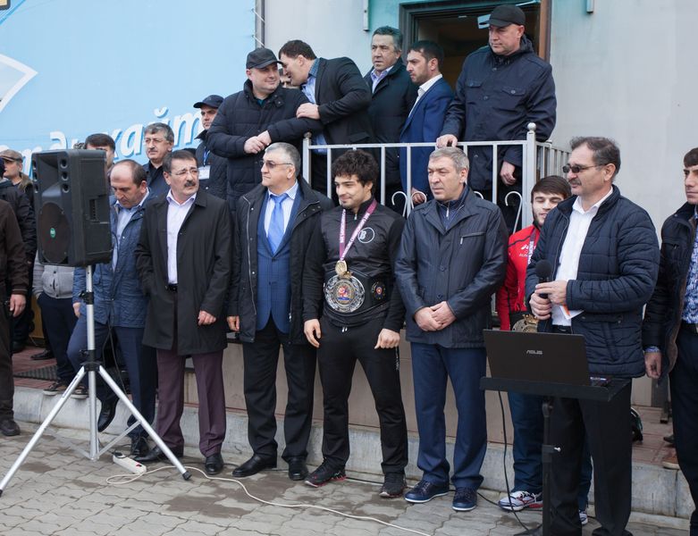Победителей чемпионата Европы по вольной борьбе торжественно встретили в аэропорту Махачкалы