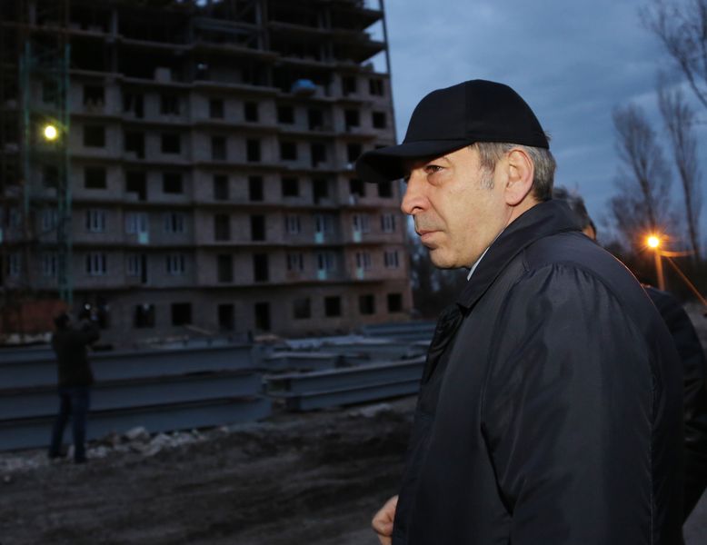 Абдусамад Гамидов проинспектировал ход строительства жилья для переселения людей из аварийного фонда