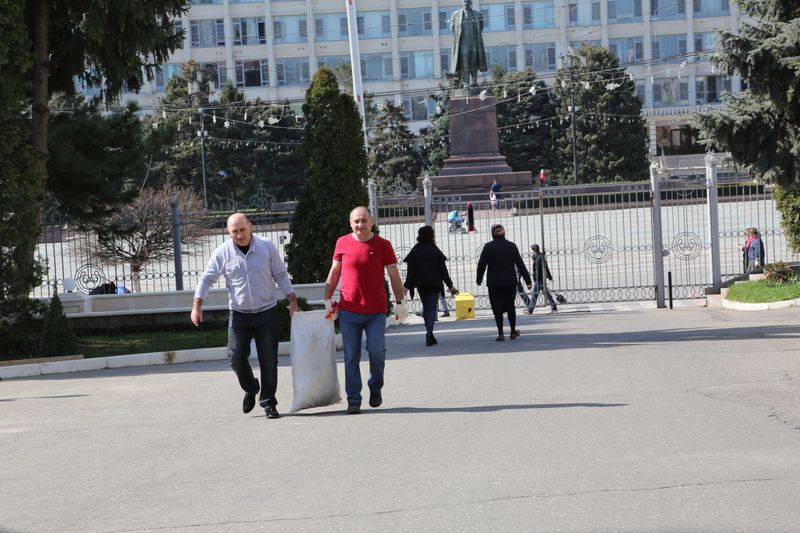 Сотрудники Администрации Главы и Правительства РД приняли участие в общегородском субботнике