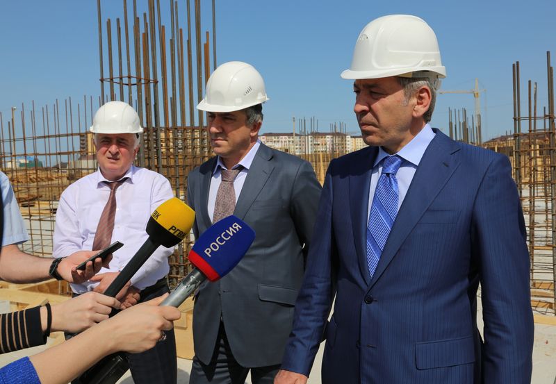 Абдусамад Гамидов ознакомился со строительством новой школы в Каспийске