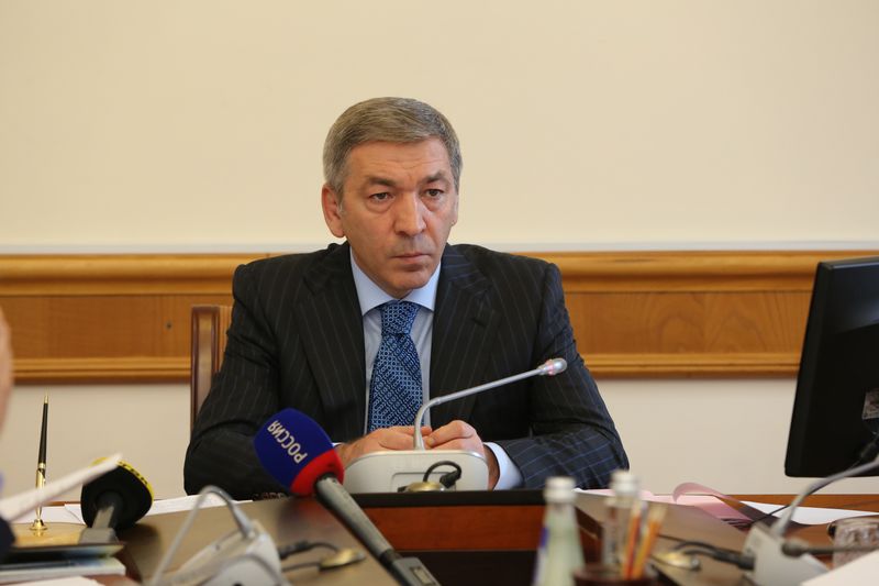 На заседании Правительства Дагестана обсуждены задачи по подготовке ЖКХ к осенне-зимнему периоду и исполнение республиканского бюджета