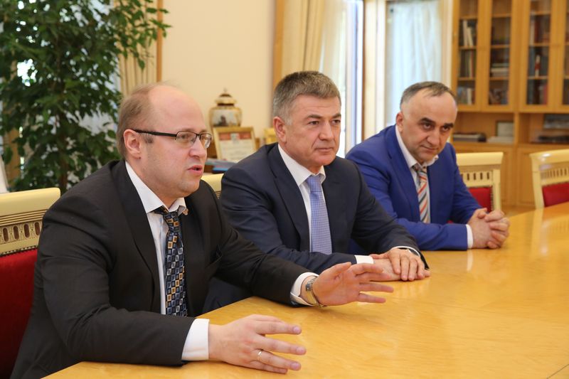Председатель Правительства РД встретился с зам.руководителя Госкадастра
